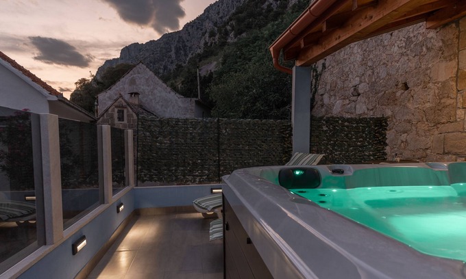Lokva Rogoznica Casa | Stone house Dario with Finnish sauna and an outdoor hot tub