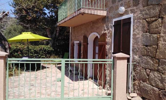 Monacia-d'Aullene Casa | Casa de piedra en un pueblo típico, vista al mar,