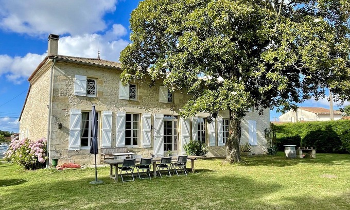 Valeyrac Casa | Casa de piedra en un entorno idílico, con piscina, tranquilidad y relajación!