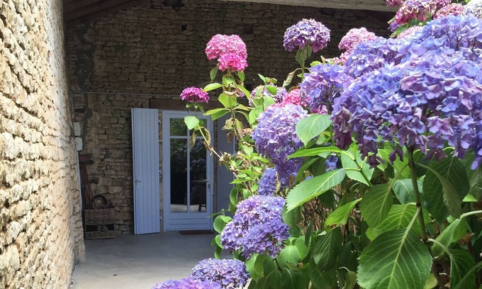Thorigne Casa | Casa de piedra en una aldea tranquila en la región de Poitou-Charentes