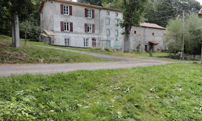 Vollore-Montagne Casa | Casa interior de piedra renovada a 950 m de altitud al pie de una montaña de abetos