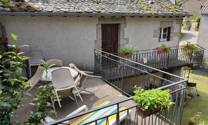 Florentin-la-Capelle Casa | Casa de piedra en aldea tranquila entre Aubrac y Valle del Lot