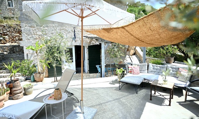 Hvar Casa | Casa de piedra restaurada, wifi, terraza, vista única al mar, rutas de senderismo, descanso.