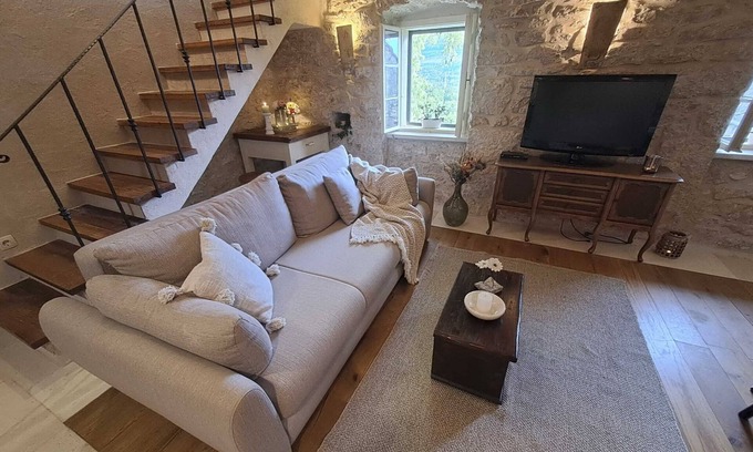 Sestanovac Casa | Stone House Lola - Two Bedroom Holiday Home