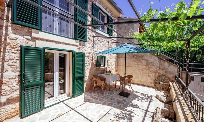 Zaton Obrovacki Casa | Casa de piedra cerca del cañón del río con piscina privada