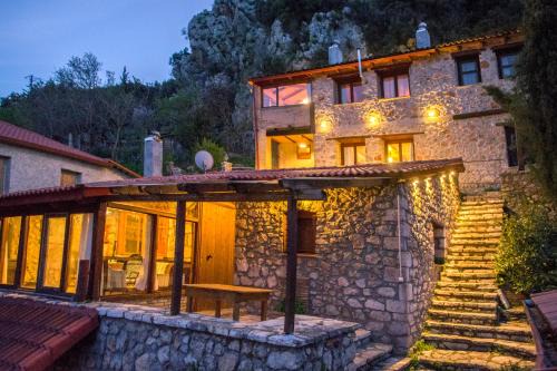 Lilaia Chalet De Esquí | Stone house on the rock