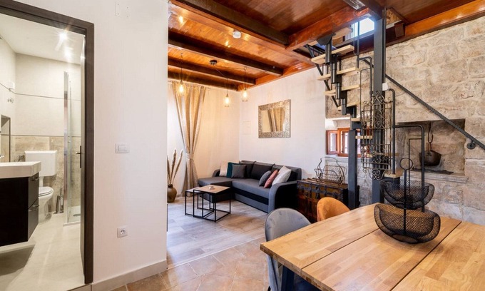Smokvica Casa | Stone House Prapatna-Two Bedroom Holiday Home with Swimming Pool