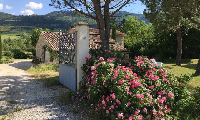 Le Poet-Sigillat Otro | casa de piedra con piscina rodeada de lavanda, albaricoqueros ...