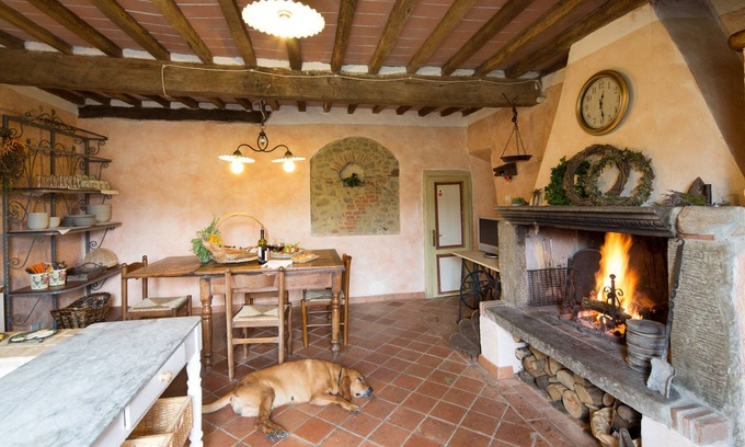 Boveglio Casa | Casa de piedra con 4 habitaciones dobles y cocina con chimenea.