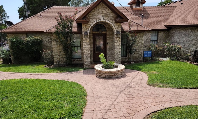 Clifton Cabina | Stone House with patio, hot tub-less than 50 yards to the water.