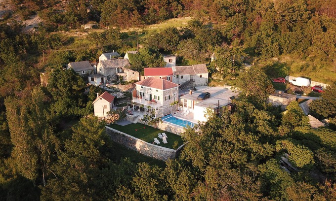 Donje Sitno Casa | Casa de piedra con piscina .