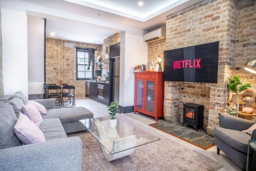 Pyrmont Casa | Stone house with pool table