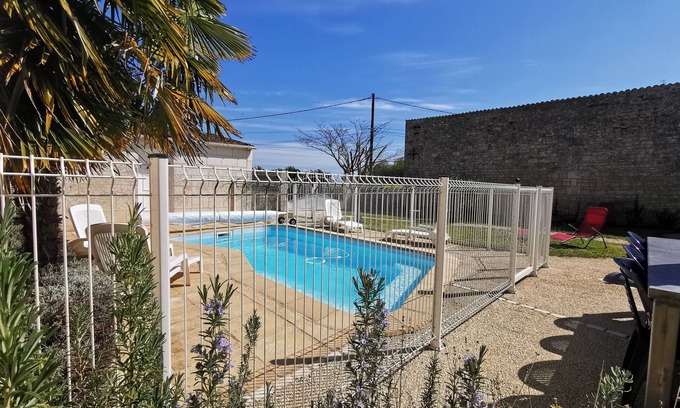 Tesson Cabaña | La casa de piedra restauró la piscina calentada