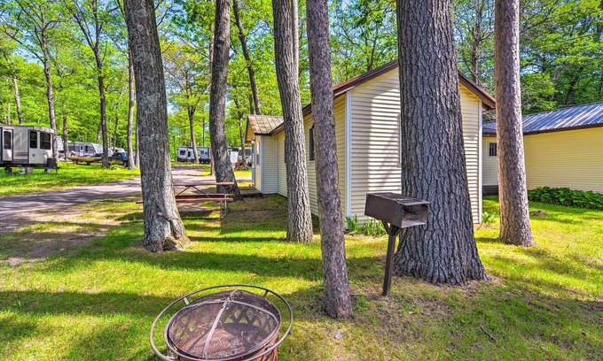 Stone Lake Cabina | Stone Lake Cabin: Grill & Access to Fishing!