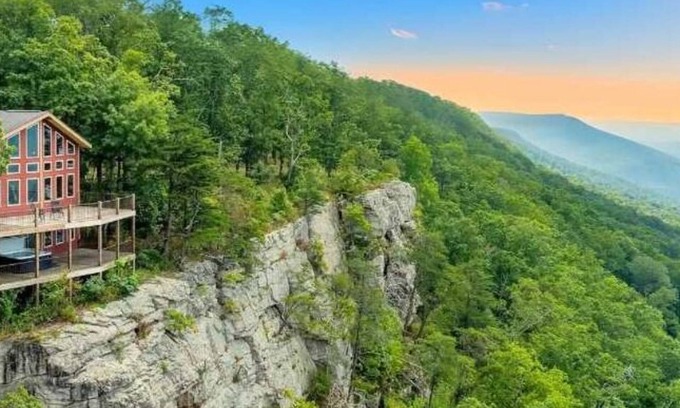 Trenton Cabina | Stone Ledge Refuge with Hot Tub Views