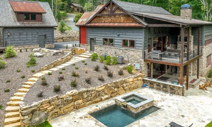 Cashes Valley Cabina | Stone Pool Lodge | Blue Ridge, GA