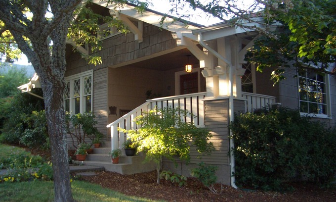 Skidmore Academy Historic District Casa | Stone's Throw Bungalow ~ Paseo a Juegos, Licenciado / Legal, Entrada Privada, Jardín