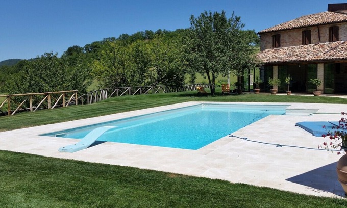 Genga Villa | villa de piedra con piscina privada, rodeada del parque de Frasassi.