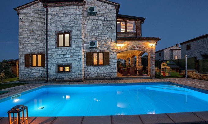 Cabrunici Casa | Chalet de piedra con piscina privada, futbolín, WiFi
