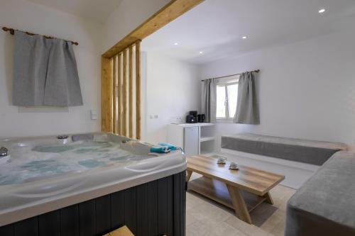 Naxos Town Apartamento | Stone Whisper