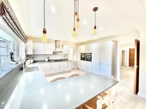 Edgware Casa | Stonegrove Luxury House London Free Off Street Parking And EVC Port