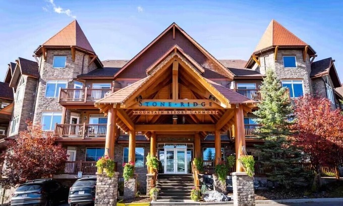 Calgary Casa | Stoneridge Resort - Mountain View - Pool & Hot Tub