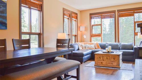 Sun Peaks Apartamento | Stones Throw #24