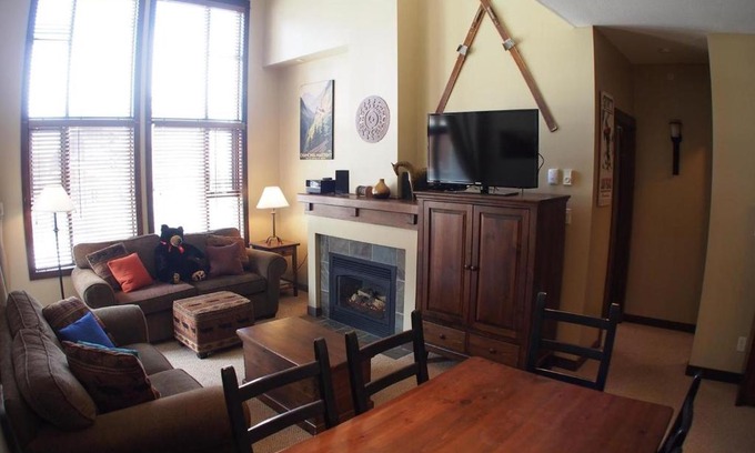 Sun Peaks Apartamento | Stones Throw #38 By Bear Country
