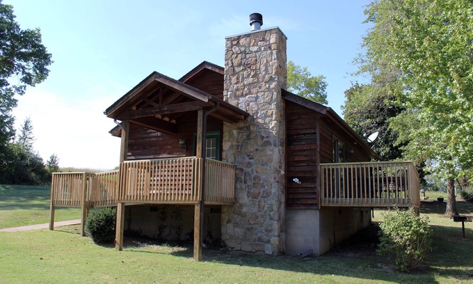 Makanda Cabina | Stones Throw from Giant City Park, Wineries, Hiking, Biking, Hunting and more.