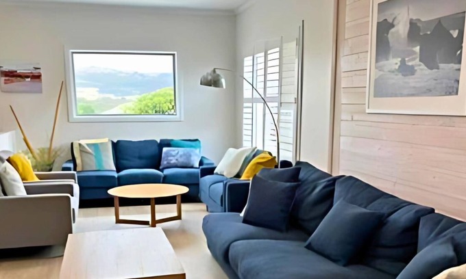 Hayborough Casa | Stones Throw to Beach & Chiton Surf Club - Seaside on Seagull
