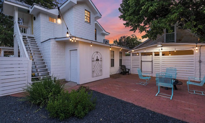 Stonewall Casa | Stonewall Bungalow 4 - Sleeps 3