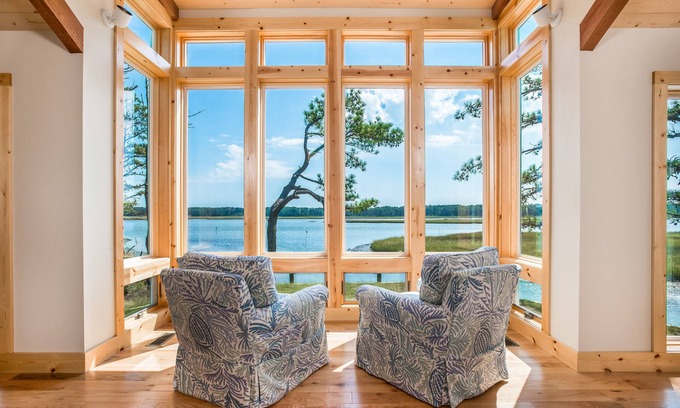 Piney Island Casa | Esta casa nueva cuenta con 4 habitaciones con balcones privados y un increíble plano de planta abierto.