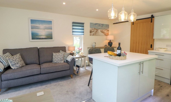 Cauldon Low Cabaña | STONEY ROCK LODGE, romantic, character holiday cottage in Waterhouses