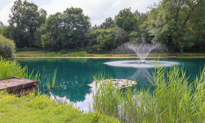 Swannington Cabaña | STORK LODGE, family friendly, with hot tub in Coalville