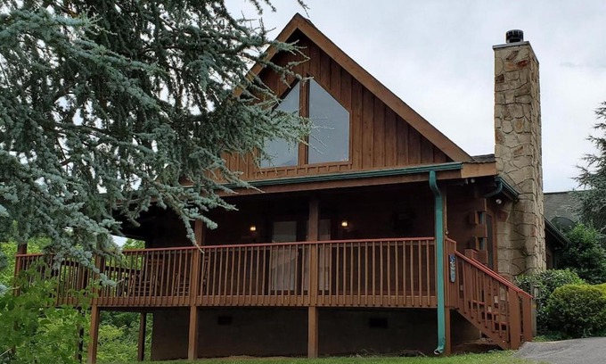 Sevierville Casa | Story Brook: Beautiful true log cabin! Close to Dollywood, State Park, and more!
