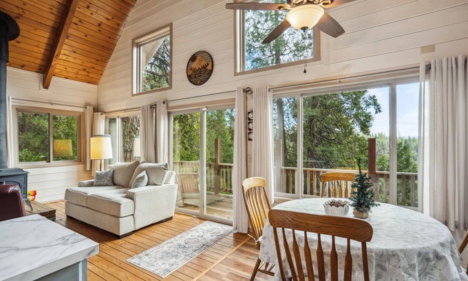 Croft Cabina | Storybook Cabin 3-bedroom cabin in tranquil Pioneer - Near Kirkwood & Snow!
