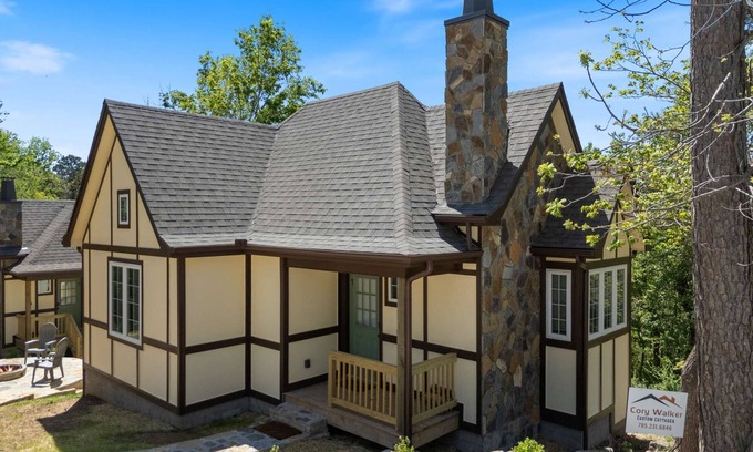 Eureka Springs Historic District Cabaña | Storybook Cottage at Tudor Suites