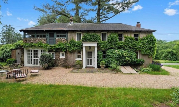 Old Saybrook Casa | Storybook Cottage