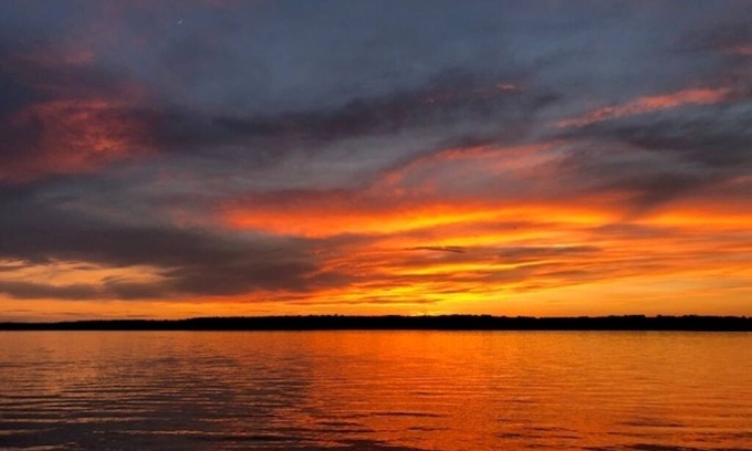 Whitehall Cabaña | Storybook Sunset Cottage on White Lake. Excellent Location. Dock & Kayaks.