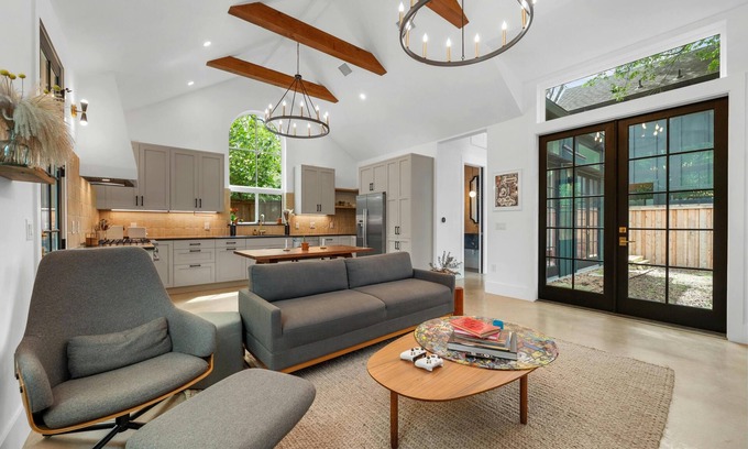 Govalle Casa | Storybrooke Tudor + Pool - Emerald!