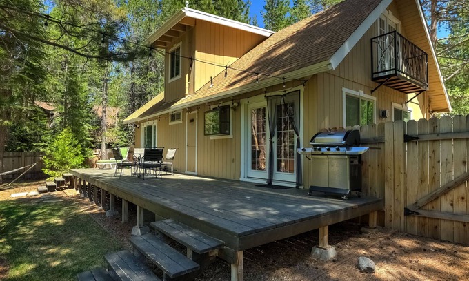 Pioneer Trail Casa | Stout House Cabin - Your kids favorite backyard!