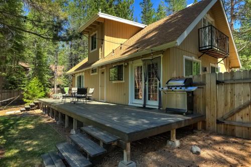 Pioneer Trail Casa | Stout House Cabin - Your kids favorite backyard