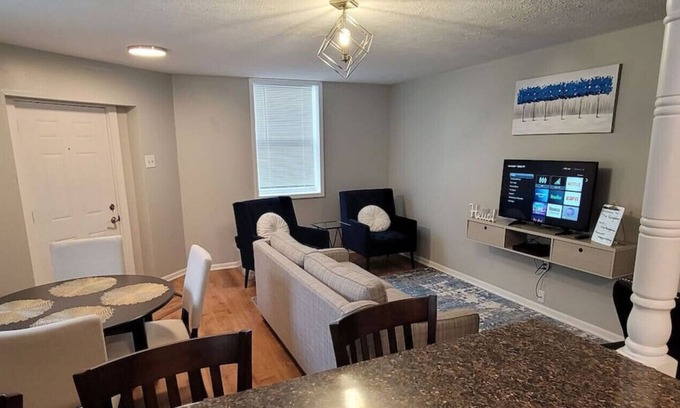 Grand Rapids Apartamento | Straight · Urban Bungalow - Family Downtown Retreat
