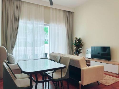 Seri Tanjung Pinang Apartamento | Strait Quay Marina Cozy Suite with Bathtub by Uptrend Home Management