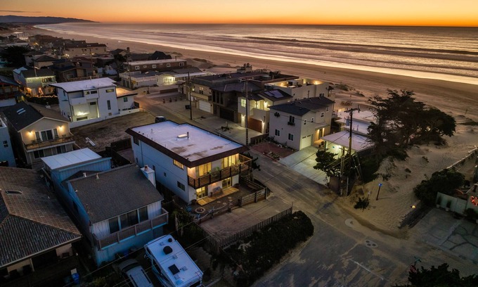 Oceano Casa | Strandcastle - Oceanview - Dog Yard - SO much Parking! - Steps from Sand