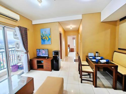 Jakarta Apartamento | Strategic 2BR Thamrin Apt with Pool & Gym by 2ndHome