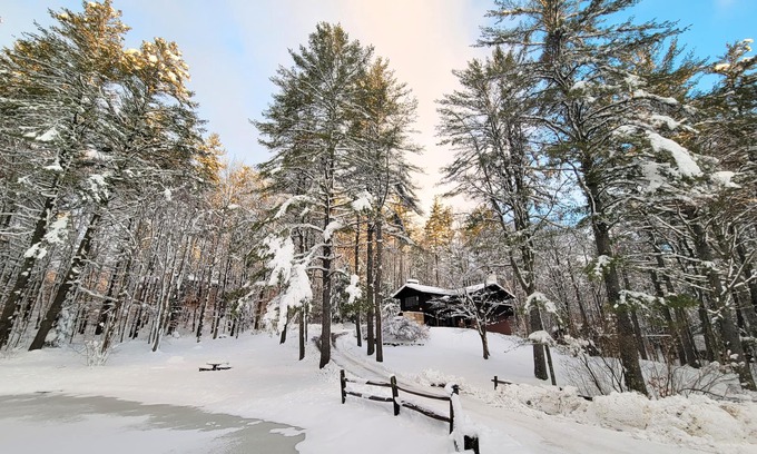 Winhall Chalet De Esquí | Stratton Mountain Getaway: Ski Chalet w/Hot Tub, Fireplace, BBQ & Pond Views