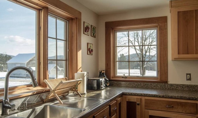 South Londonderry Casa | Stratton View Farmhouse + Guesthouse, 2 Rentals! Minutes to Mtn and more!