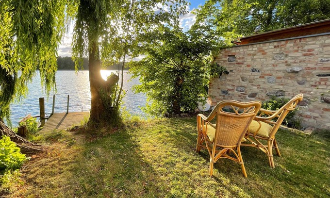 Strausberg Apartamento | Straushaus - Wellness hideaway directly on Straussee with sauna, pedal boat & fireplace