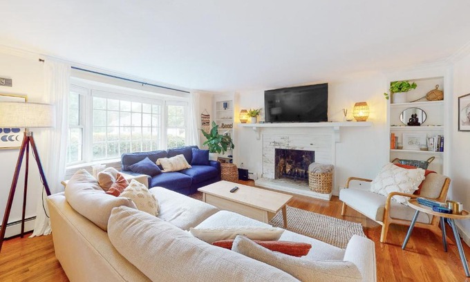 Hyannis Casa | Strawberry Hill Haven